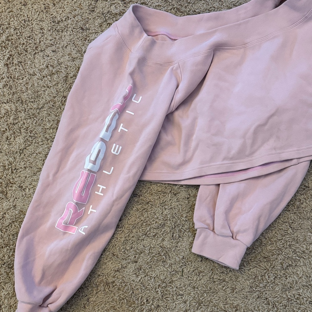 Cropped pink sweatshirt